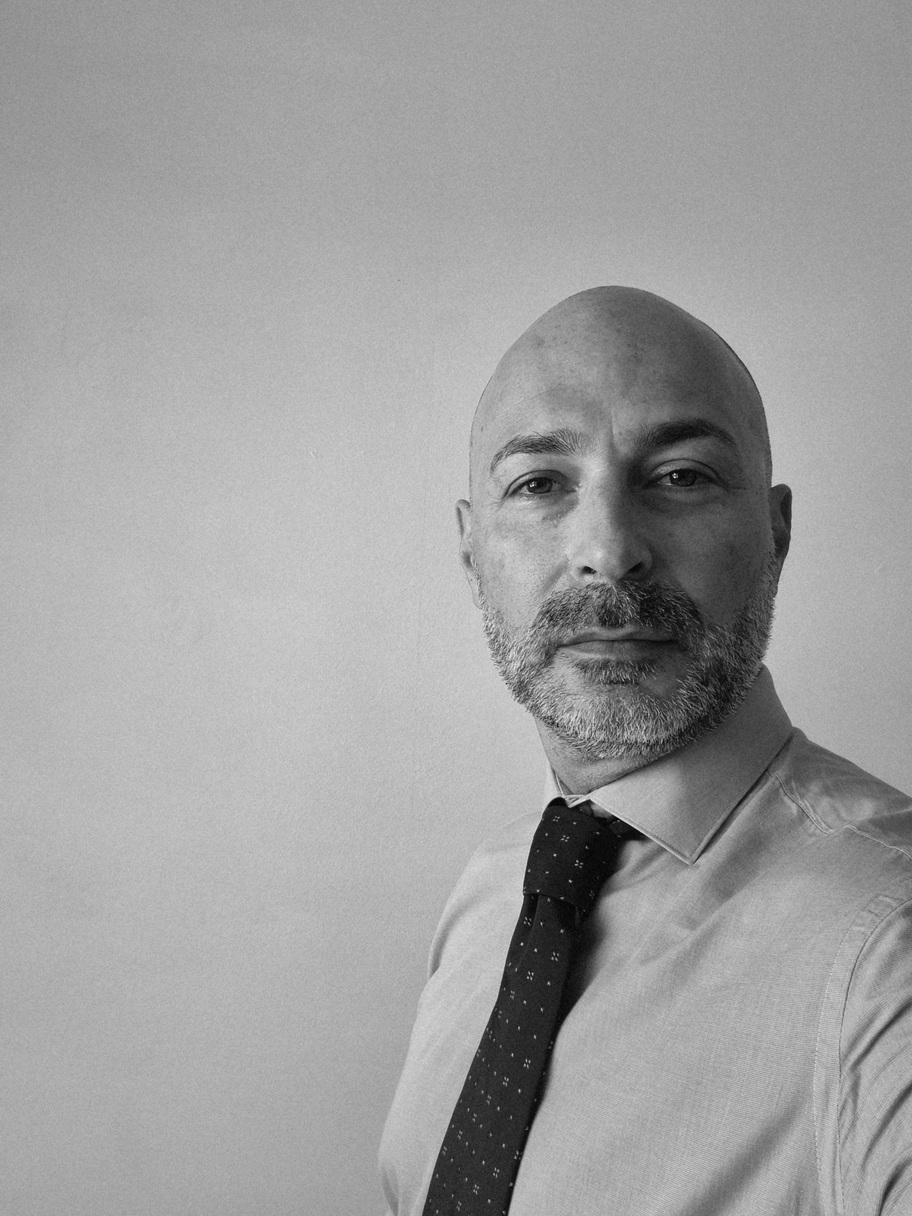 Simone Recchia nel suo studio